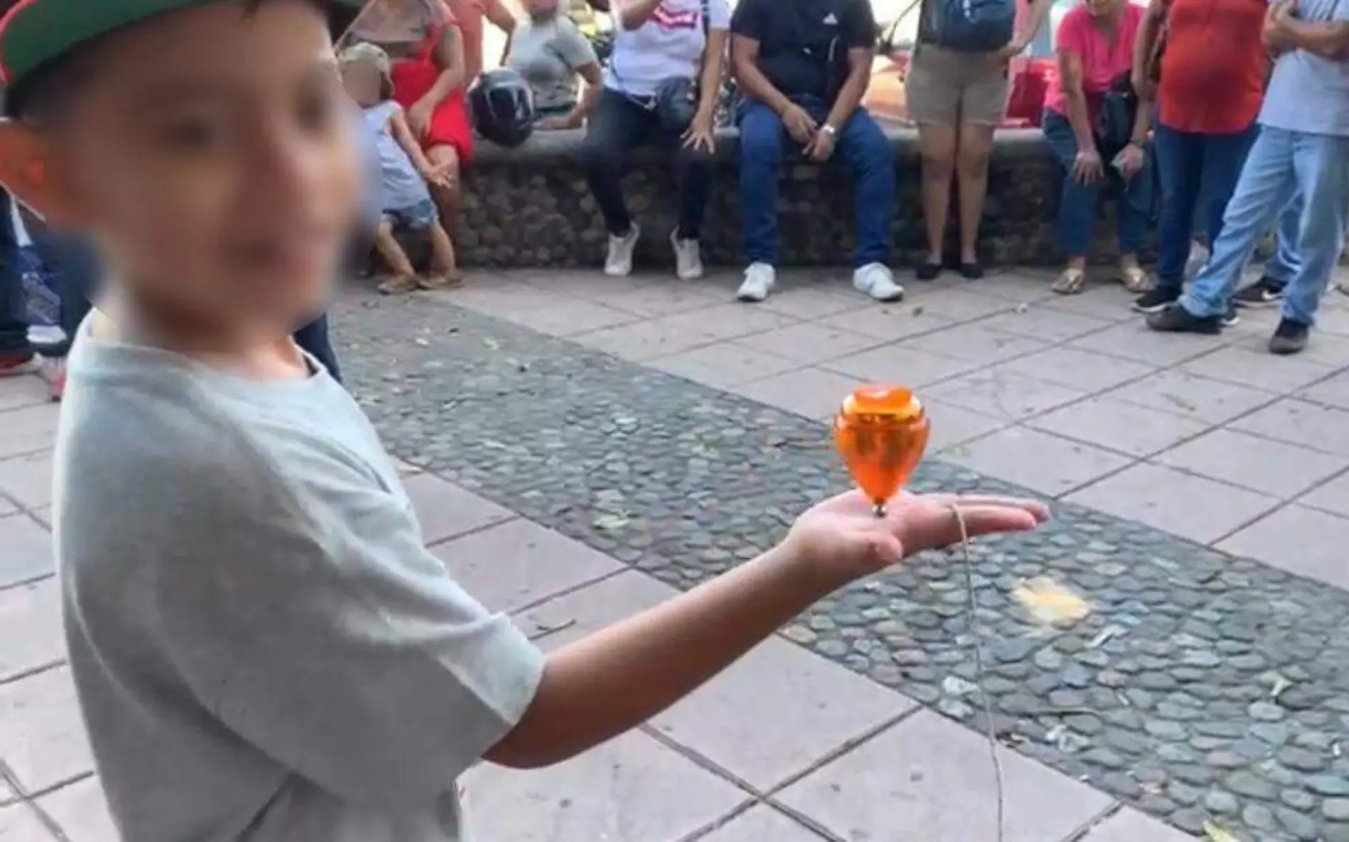 niño jugando trompo